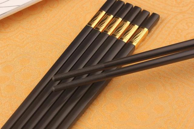 "木筷子"与"不锈钢筷子"哪款适合家用?了解后"冒冷汗",别再买错了