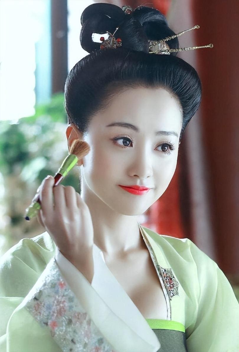 提起杨蓉,很多人都说她是演艺圈的万年女配,的确如此,她和舒畅一样