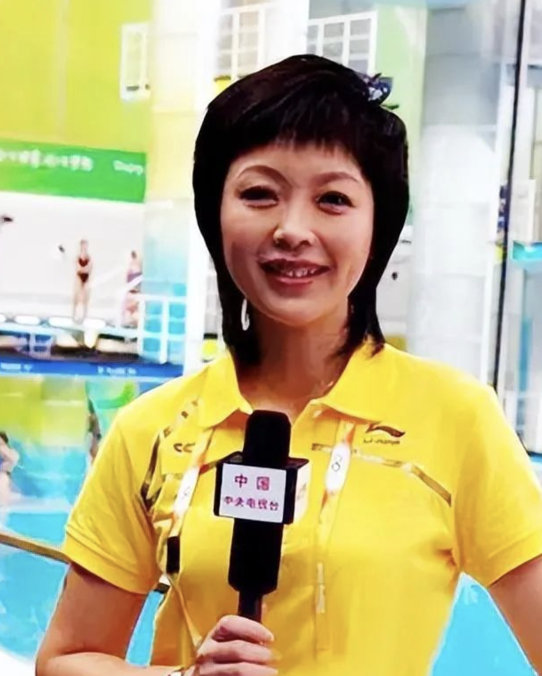 而和水均益在一起的女子正是主持人杨迪,此时两人正处于热恋之中