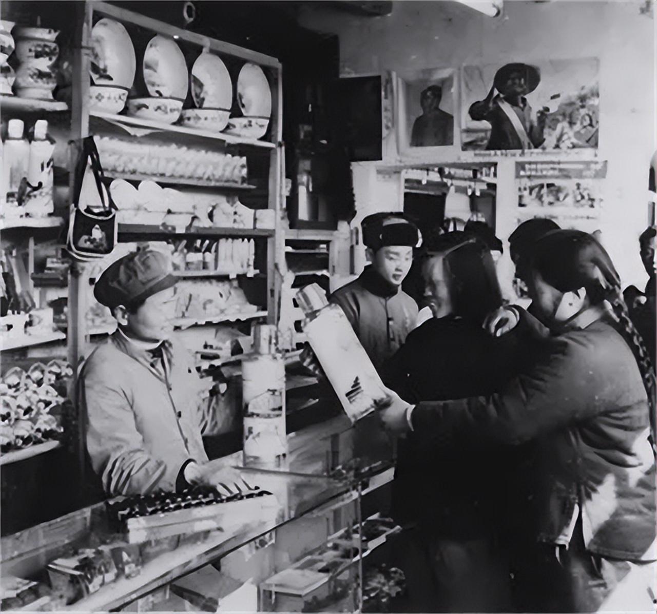 就在大家欢欢喜喜准备过年的时候,内蒙古赤峰市的水地供销社里面一片