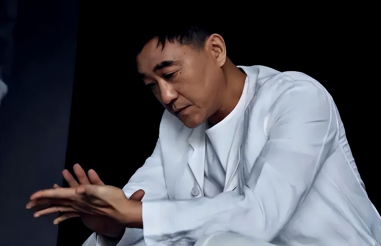 回顾何冰曾每月工资99元今成视帝娶初中同学每一分钱都上交