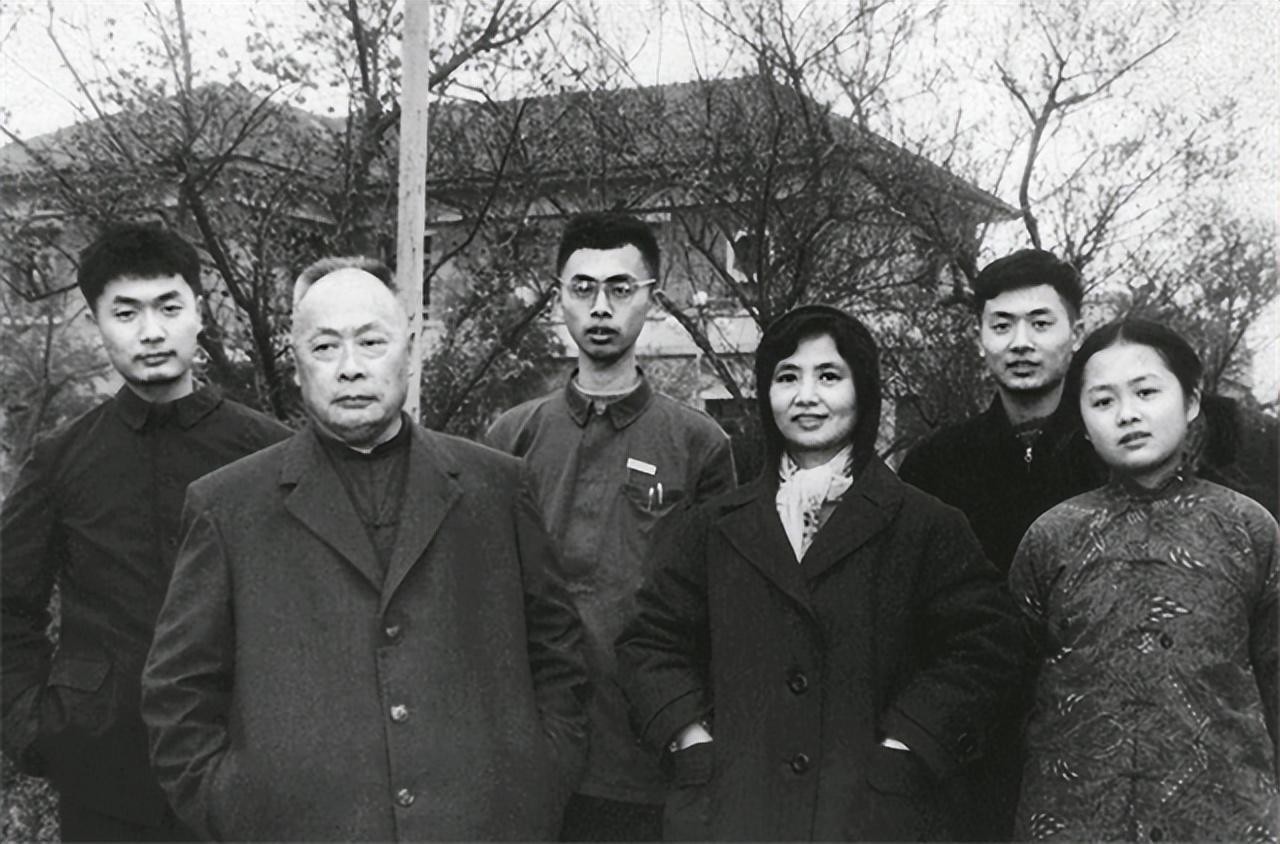 老师问陈毅之子陈丹淮你父亲是干什么工作的陈他是个处长