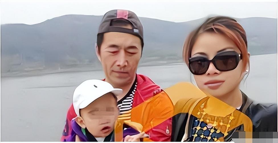 回顾演员郑晓宁49岁再婚娶娇妻50岁当爸爸不敢认老努力赚钱