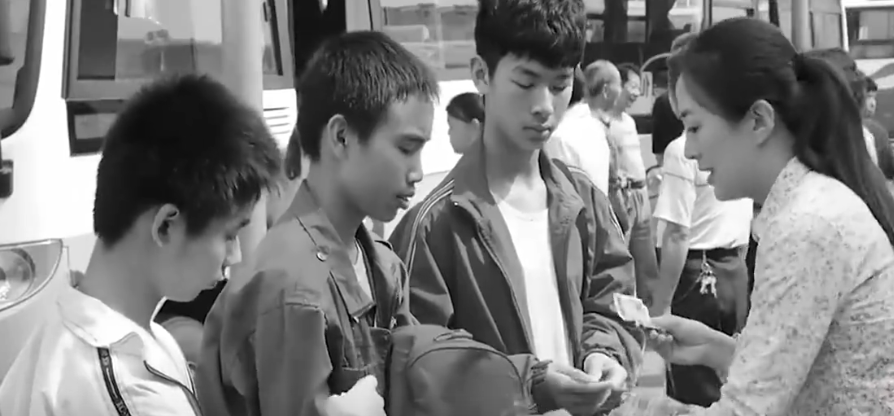 寒风刺骨无依无靠,素不相识暖心扶持