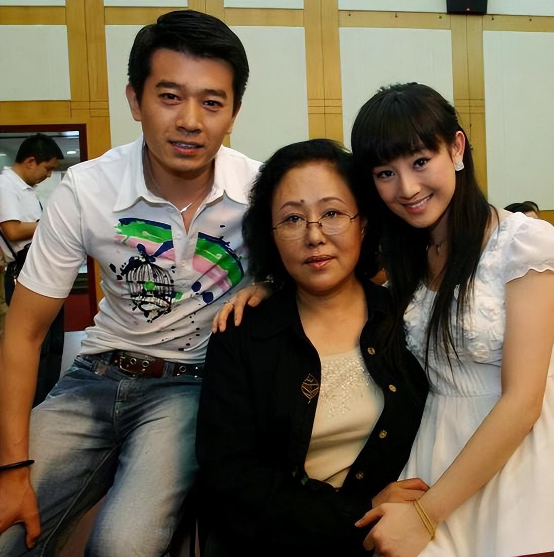 回顾斯琴高娃的儿子我的沧桑母亲我的瘫痪父亲我带泪的亲情