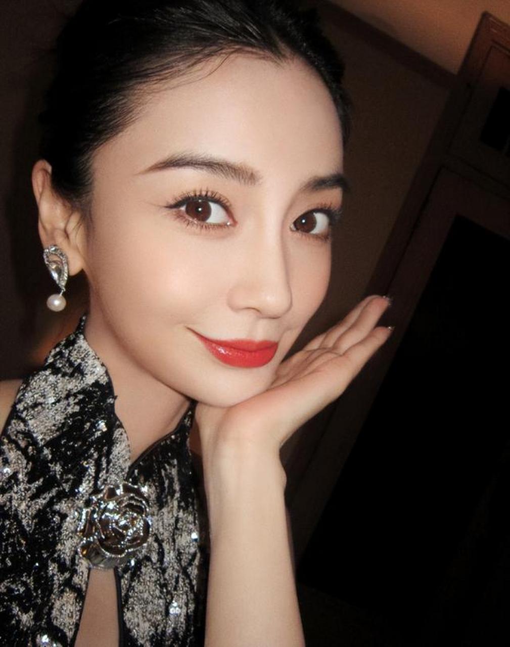 angelababy嘟嘴比耶照美出圈,粉丝纷纷感叹:这才是真正的盛世美颜!