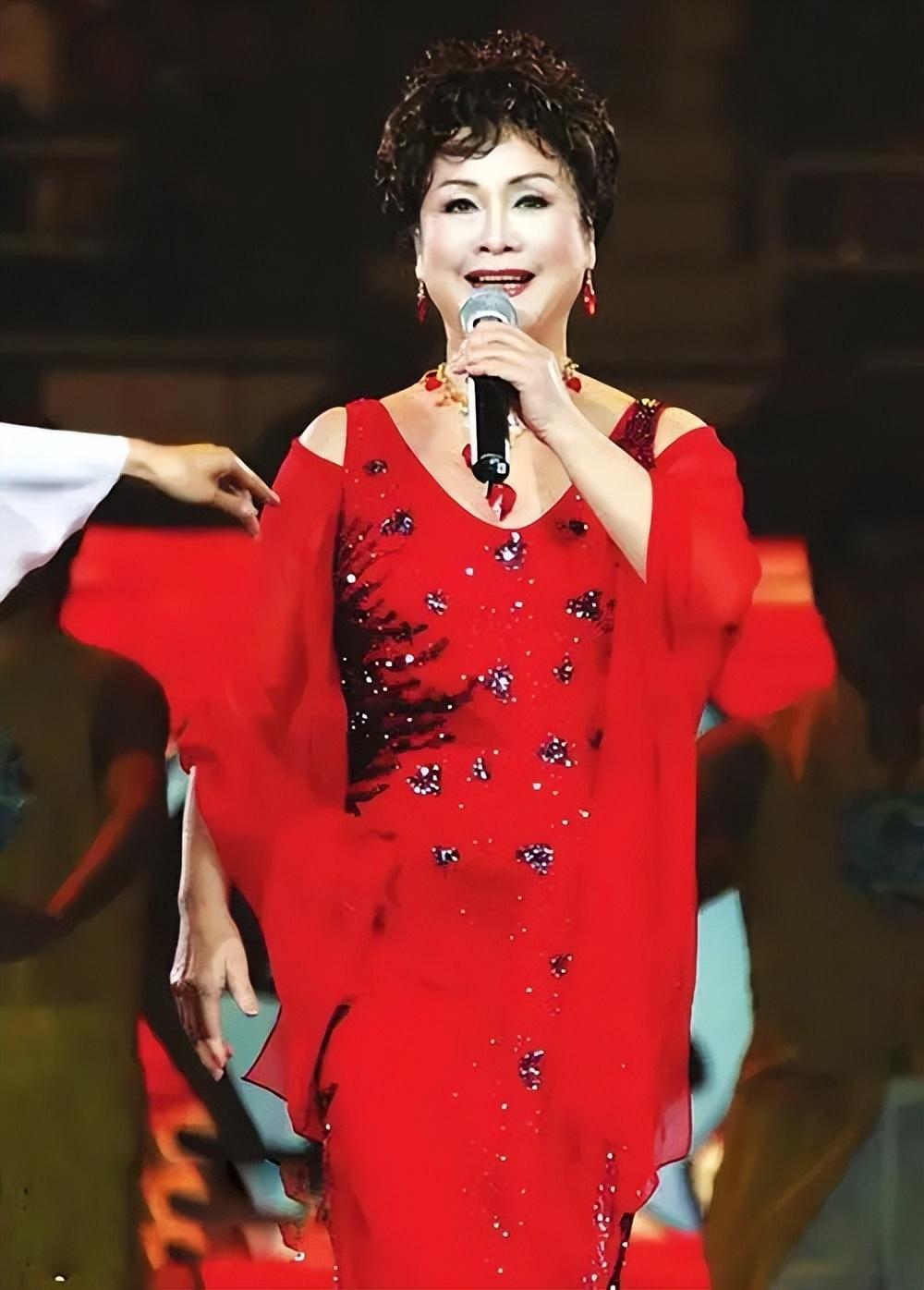 回顾李谷一离婚又再婚丈夫病逝3年女儿见证了他们的坎坷