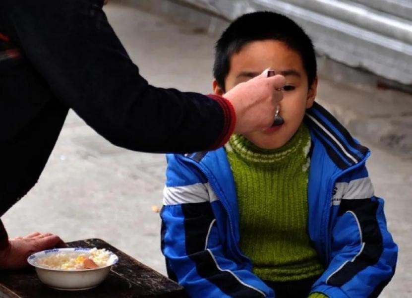 回顾河南第一懒人杨锁脚不沾地吃饭要人喂23岁懒死在家中