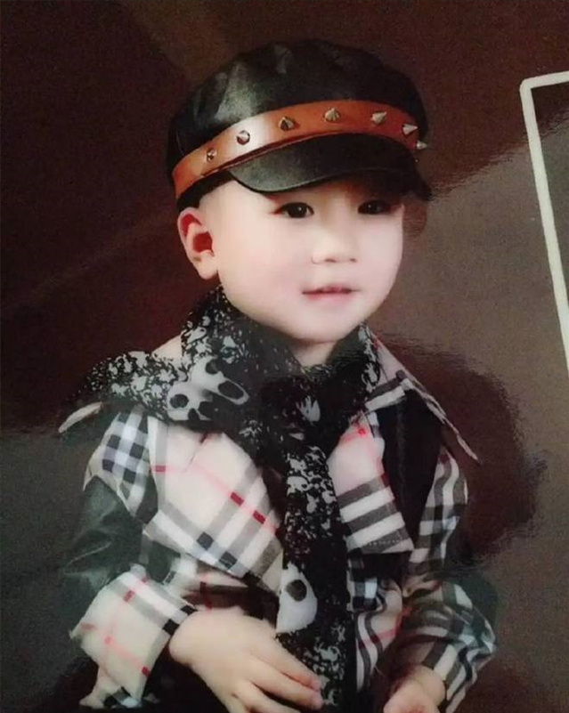 个男婴承载着春风降临人间,他的亲生父母给他取名为赵宇晨,小名"鹏鹏"