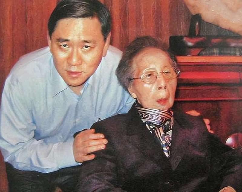 回顾郭月兰丈夫留下1600亿她只分到35亿无儿无女最后给了别人