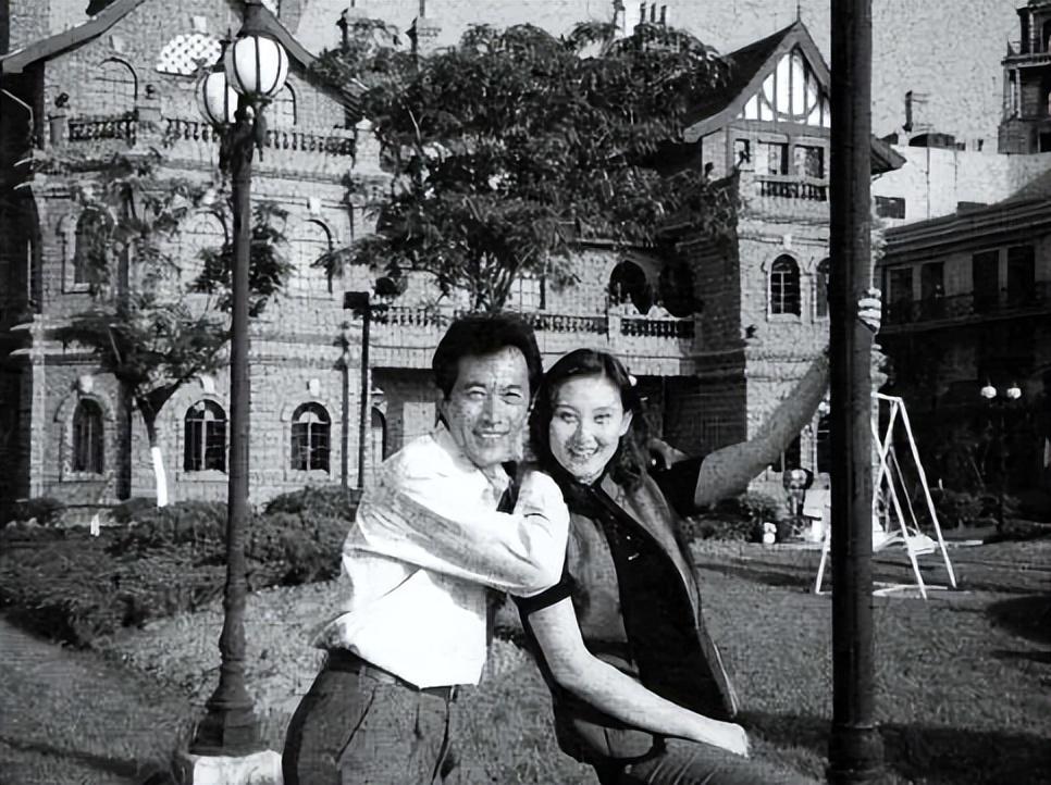 也在成名的同时,认识了自己的第二任妻子,黄育莉,比郑晓宁小很多.