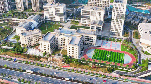 且在去年,区域学校迎来了城市化升级,迎来了与广东外语外贸大学合作办