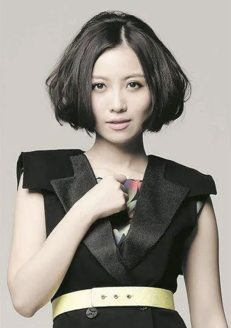 刘欢非常欣赏姚贝娜,邀请她参与录制电视剧《甄嬛传》的歌曲.