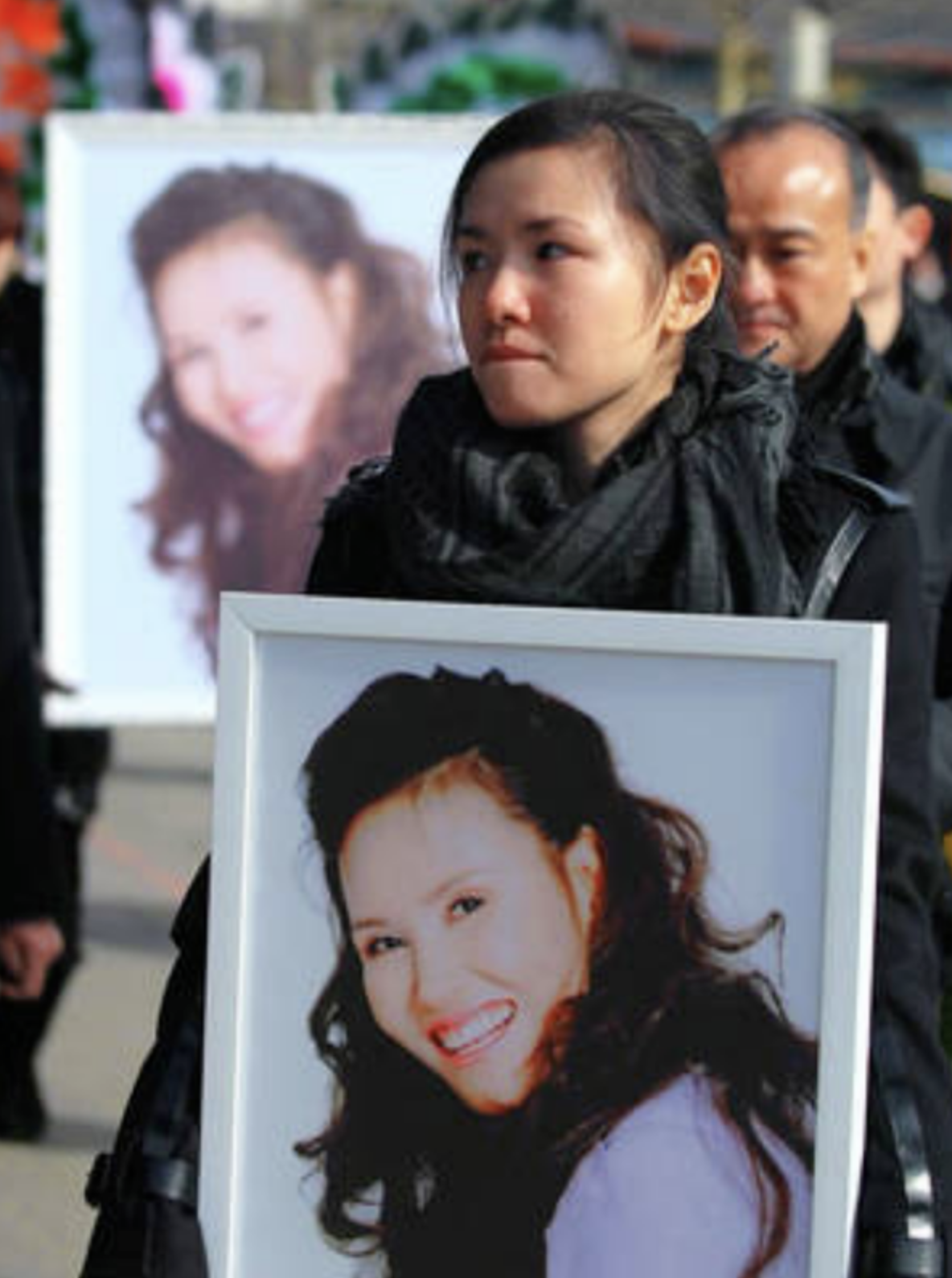 2003年,丈夫因收受张俊以给予的11万元及价值50万元的音像设备,以"