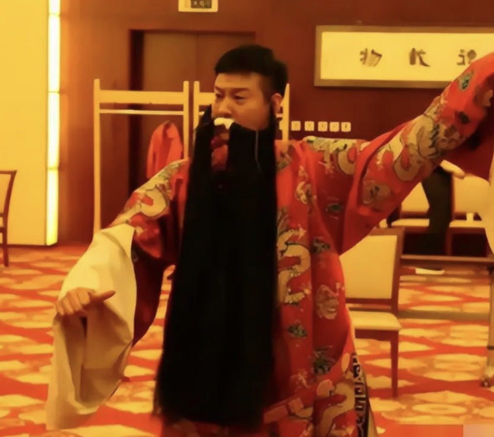 父亲是个木匠,但却是个京剧发烧友,也影响了连奕名的人生轨迹.