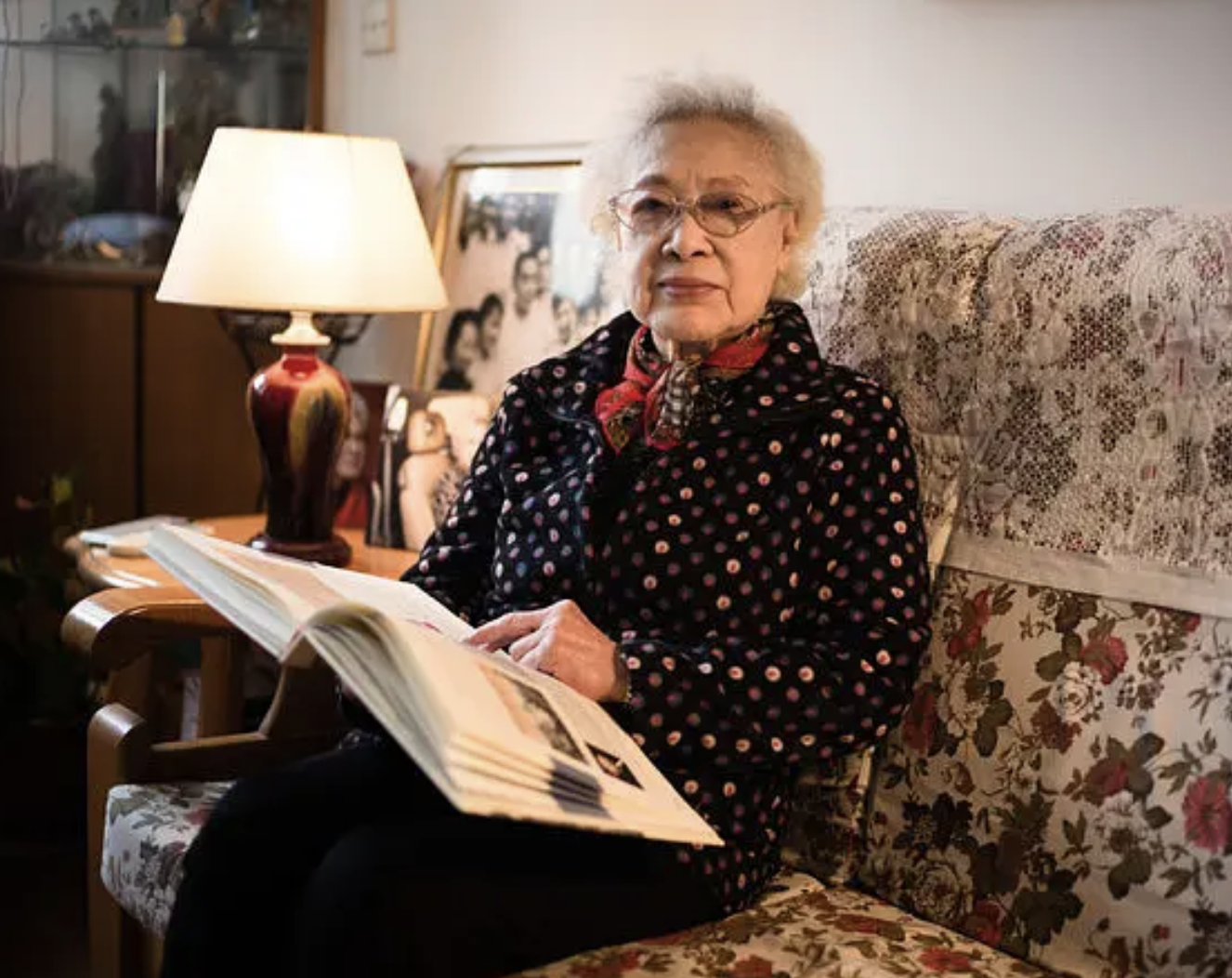 回顾秦怡离世看着丈夫儿子和妹妹相继去世晚年坚强活成传奇