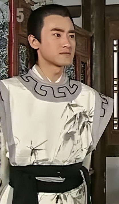 任泉书生造型这张是任泉在《少年包青天》里身着枫叶纹书生装扮,风流
