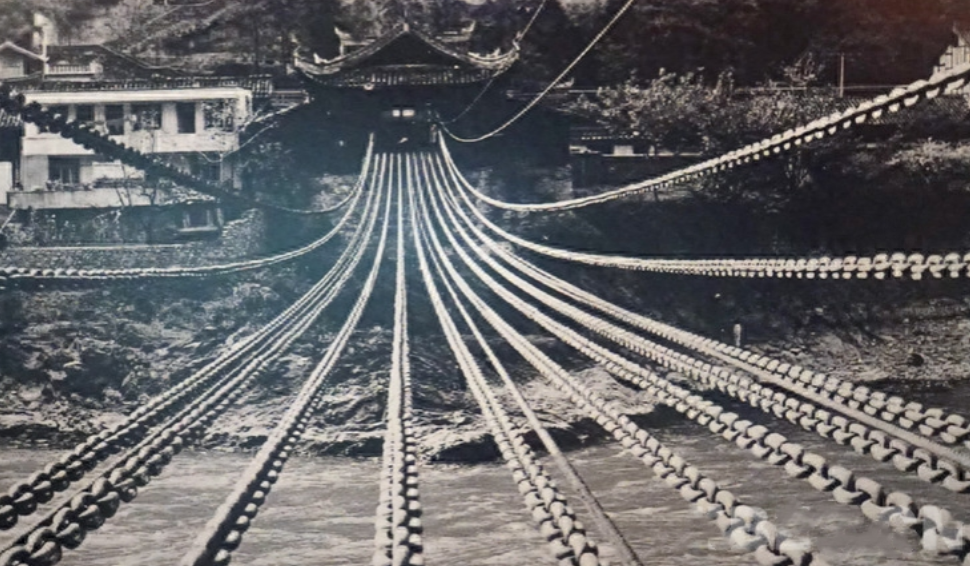 1934年受李德,王明等人的错误影响,受损的红军只能进行战略转移并缩编