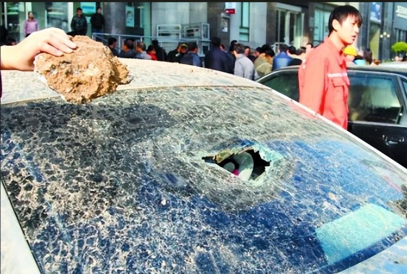 2011年广东三男孩深夜用石头砸车一女子被砸身亡死者身份特殊