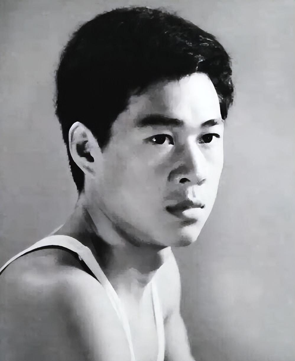 回顾霍凡:嫁给大12岁二婚张丰毅,29年未生子女,被丈夫宠成宝