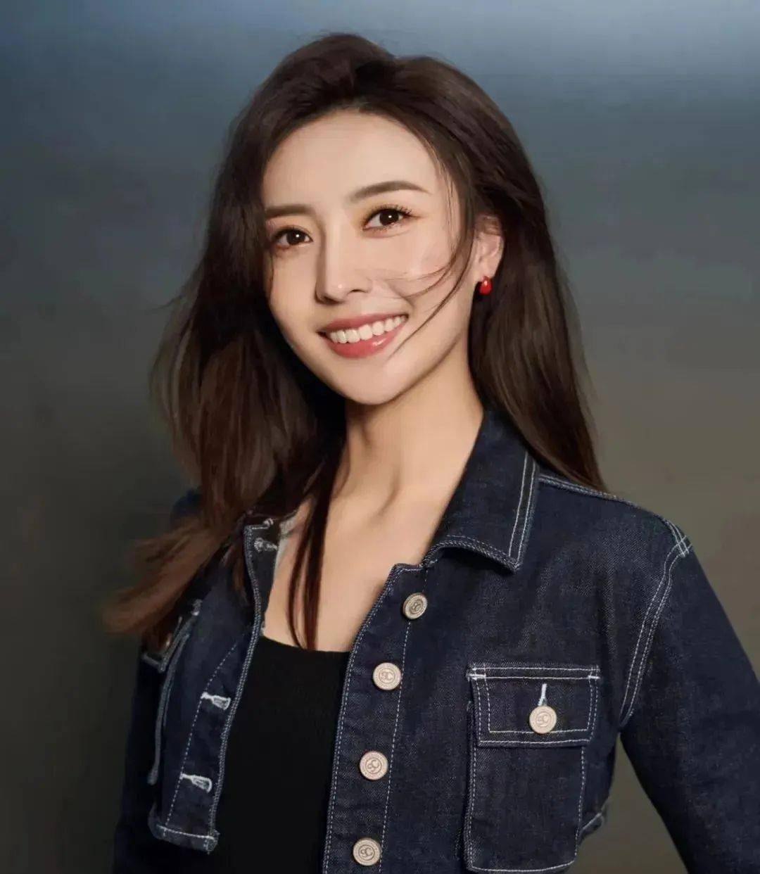 回顾张舒越:从哈尔滨走出的央视美女主持人,男友在雾中迷路了