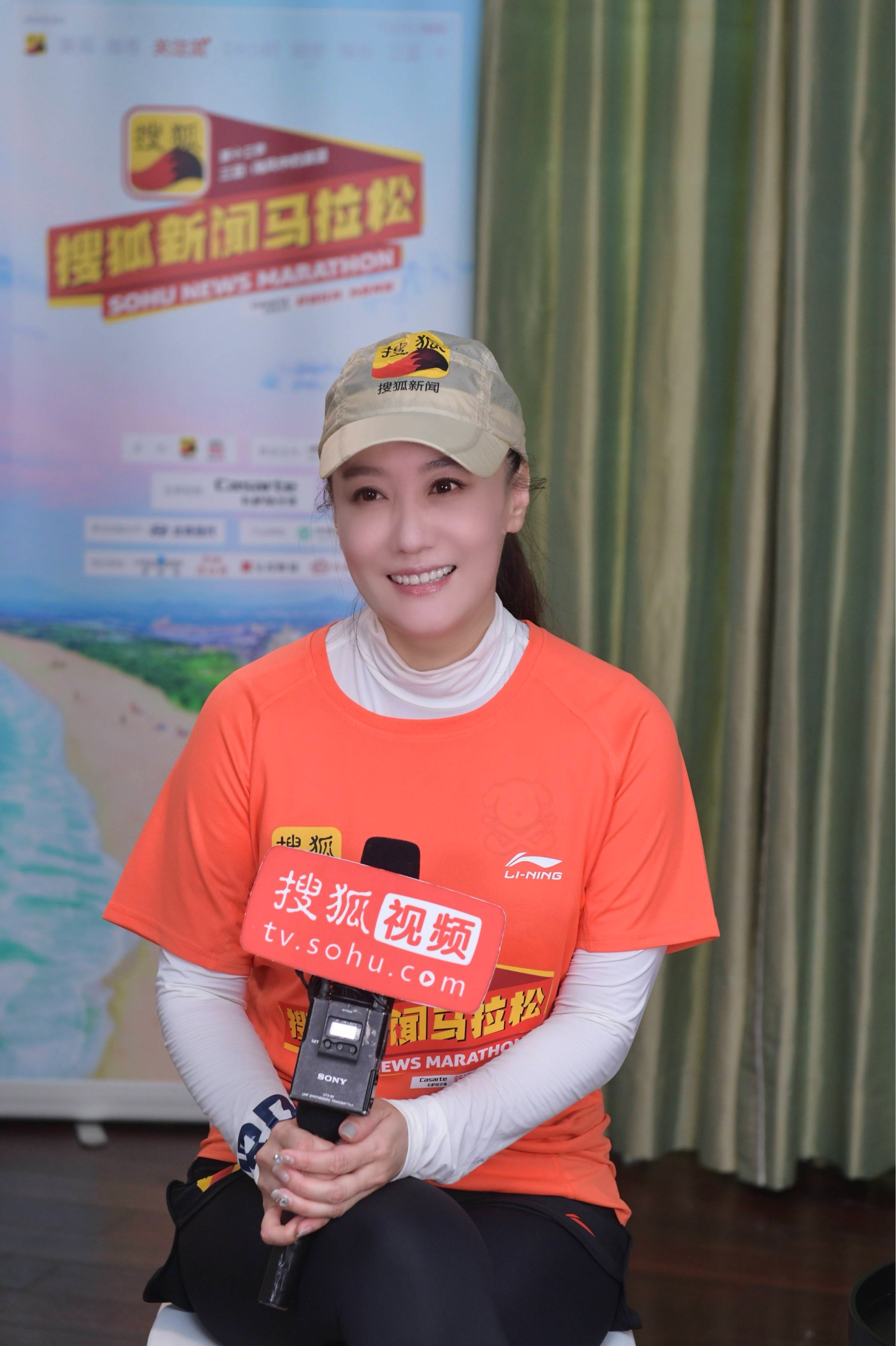 回顾军旅歌手谭晶嫁大8岁科学家老公婚后生两女生活幸福甜蜜