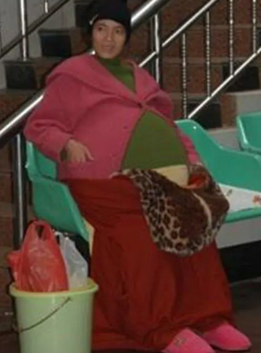 后来,彭细妹的肚子越来越大,并且频频在村中晕倒,使得整个村子里的人