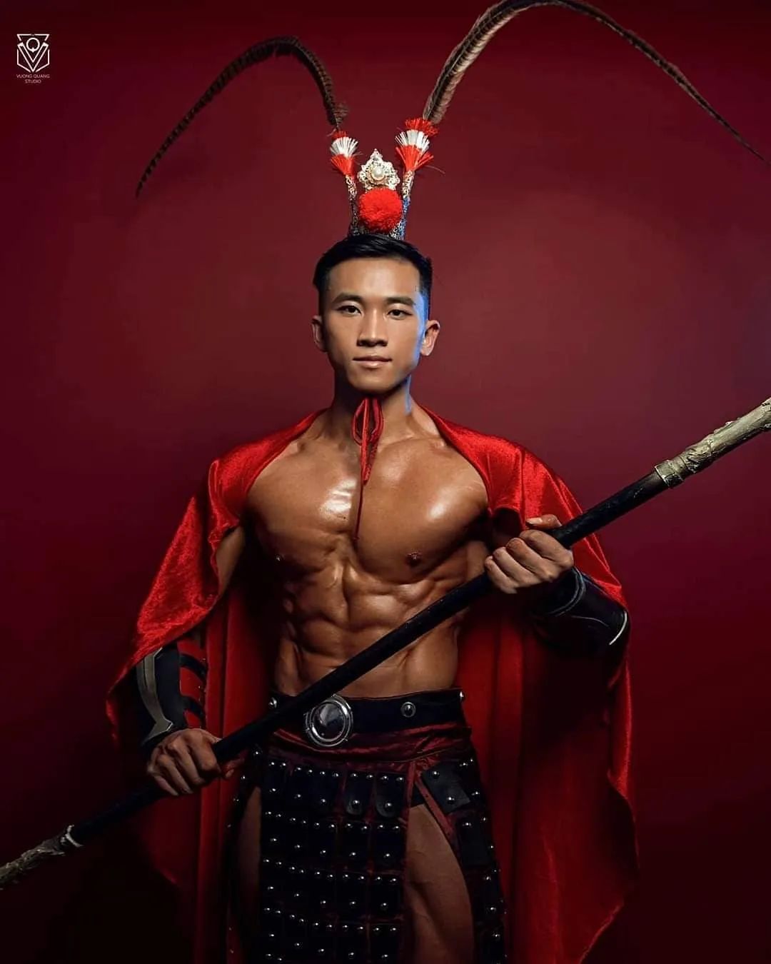 健身网红玩转齐天大圣,腹肌耀眼,这腱子肉打怪,还要什么金箍棒