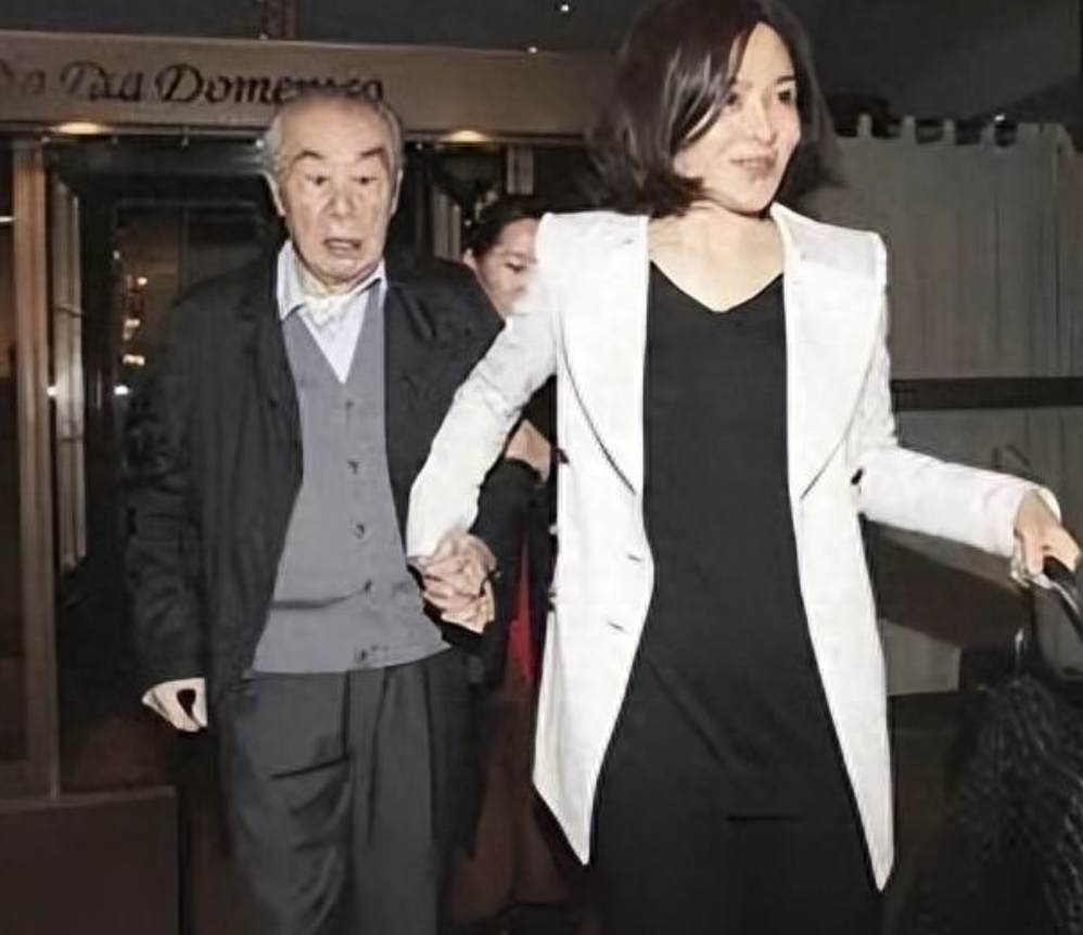 回顾关之琳父亲关山女儿28年不理他去世关之琳为他买400万墓地