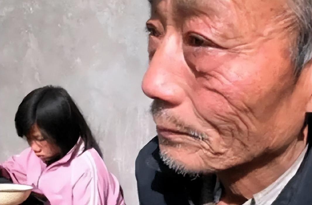 2018年四川女孩看爷爷搬砖辛苦高考故意考47分后迎来新机遇