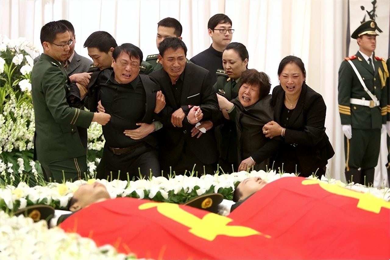 2014年20岁消防员牺牲42岁母亲尝试5次试管4年后终迎来一女