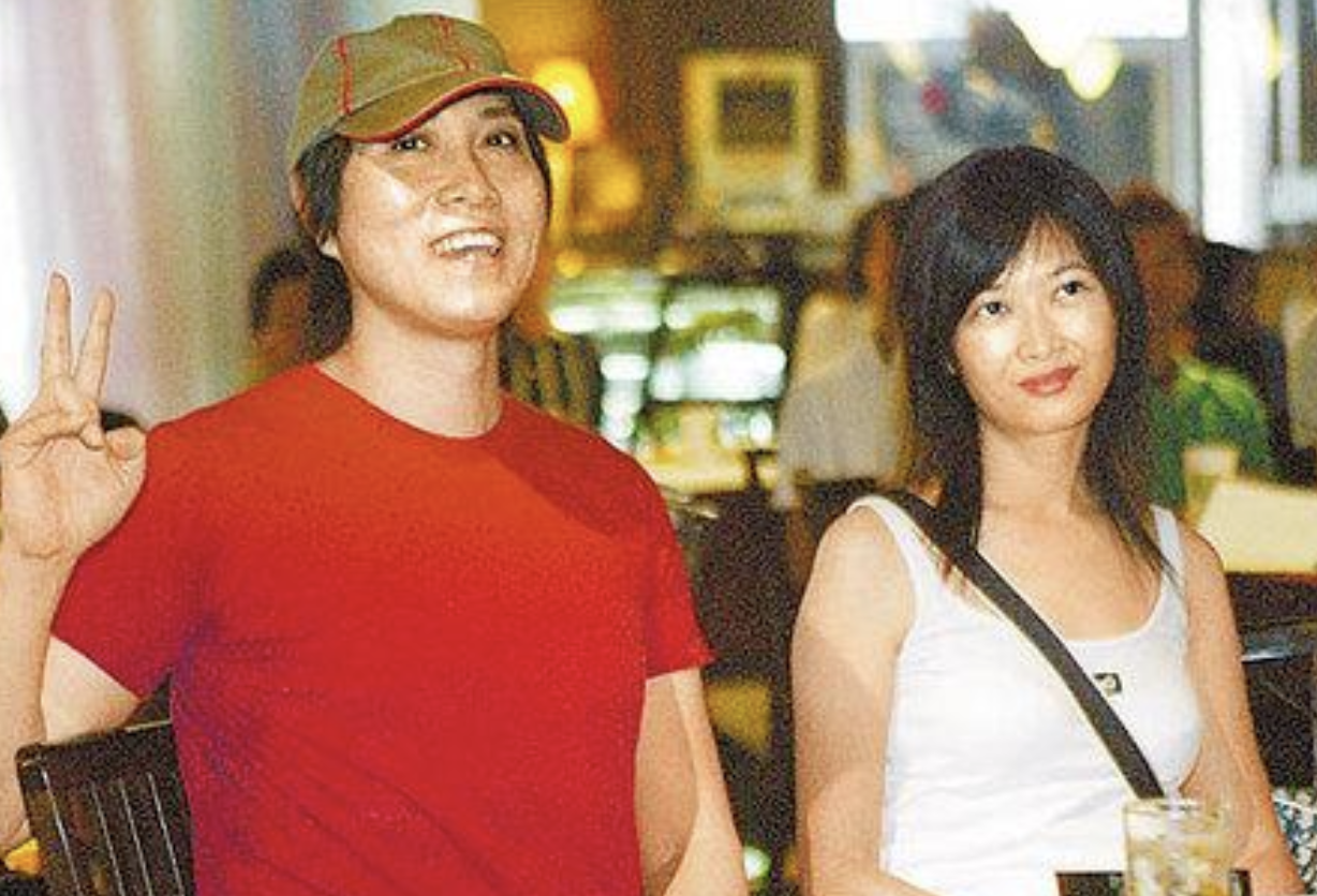 1984年,张明敏登上了春晚舞台,一口气唱了四首歌曲.