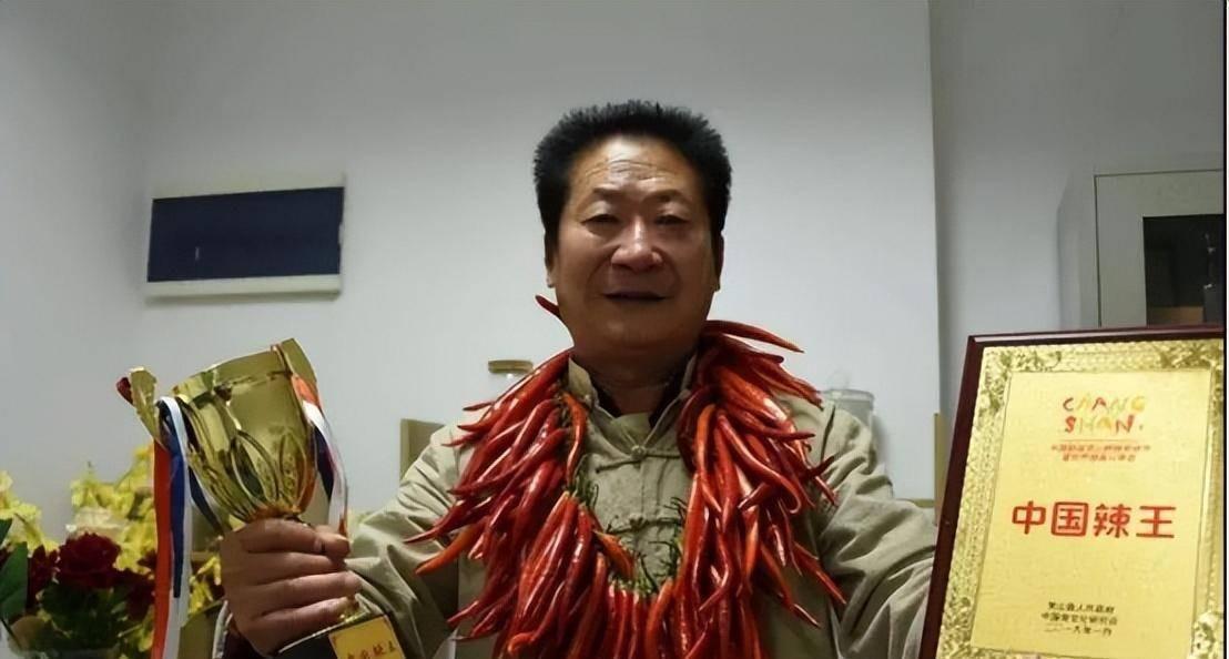 纪实辣王李永志吃5斤辣椒配白酒破世界纪录下场让人同情
