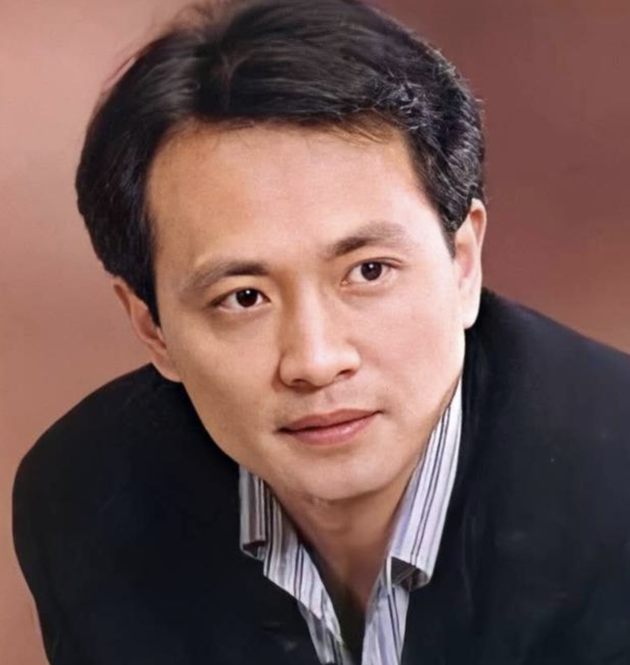 那一年,丁志诚经朋友介绍,出演了赵宝刚执导的电视剧《一场风花雪月的