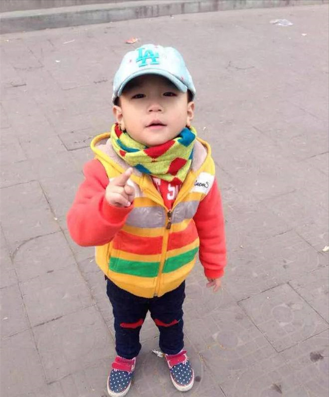 个男婴承载着春风降临人间,他的亲生父母给他取名为赵宇晨,小名"鹏鹏"