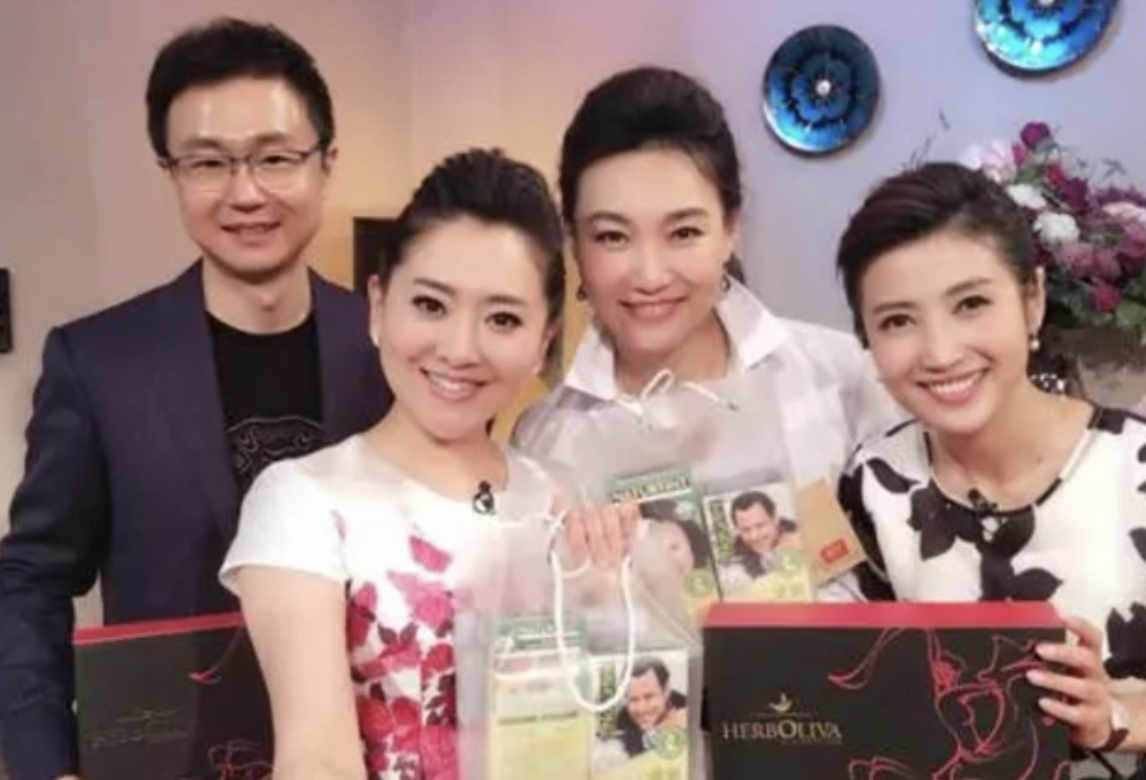 回顾主持人春妮毕业嫁给学长二婚嫁给同学刚强婚后被宠成了宝