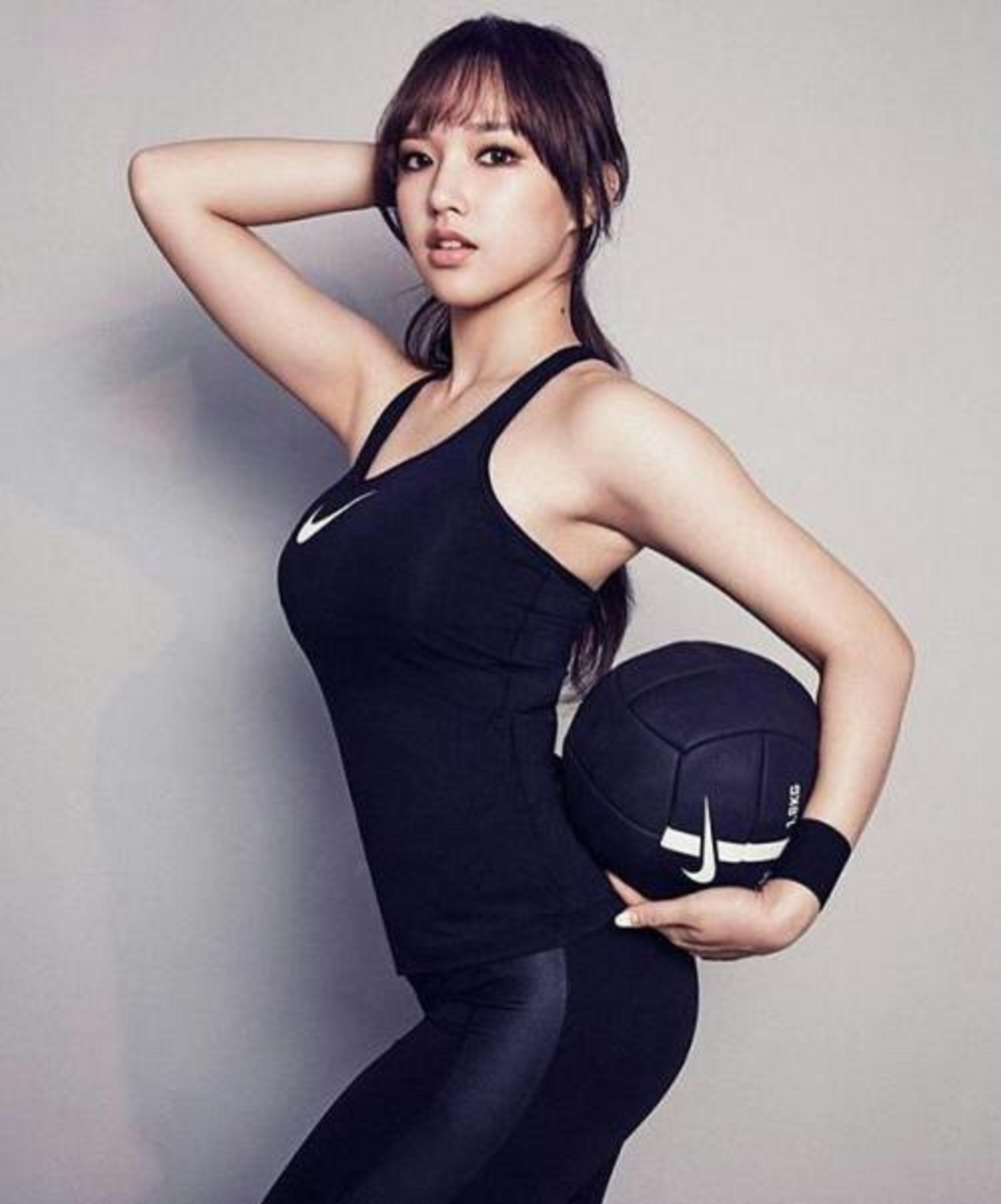 "人间芭比"程潇:性感妩媚颜值高,不需a4腰,依然女神范十足