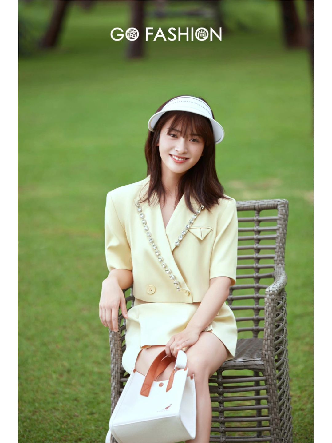 我觉得沈月这一身淡绿色套装真是青春活力,春意满满啊!