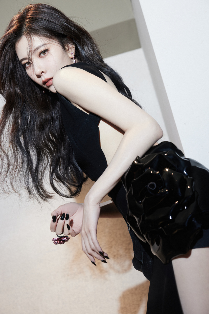 宋妍霏:黑色高叉露背礼服好美 #宋妍霏