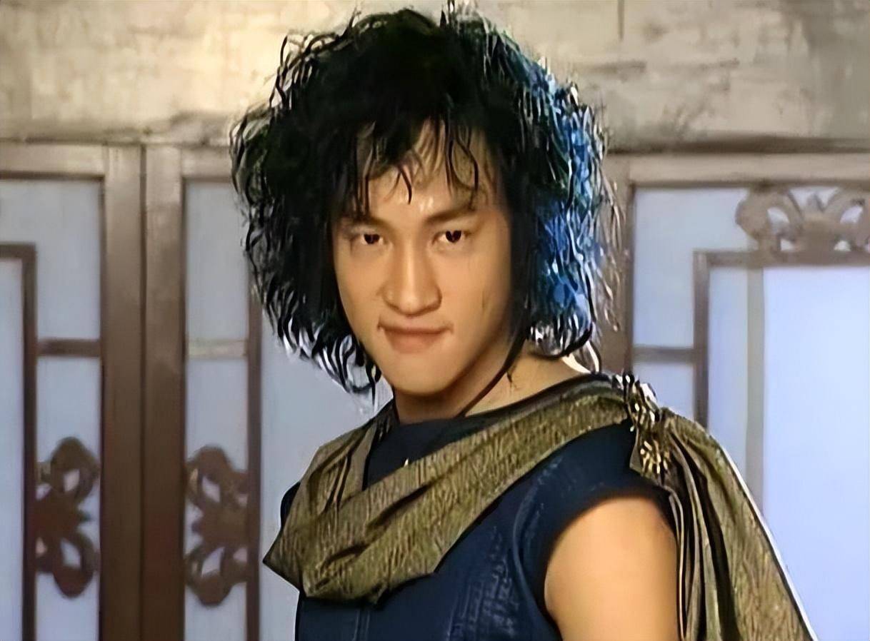 2008年,何润东在夜色的掩映下.@晨曦见月的动态