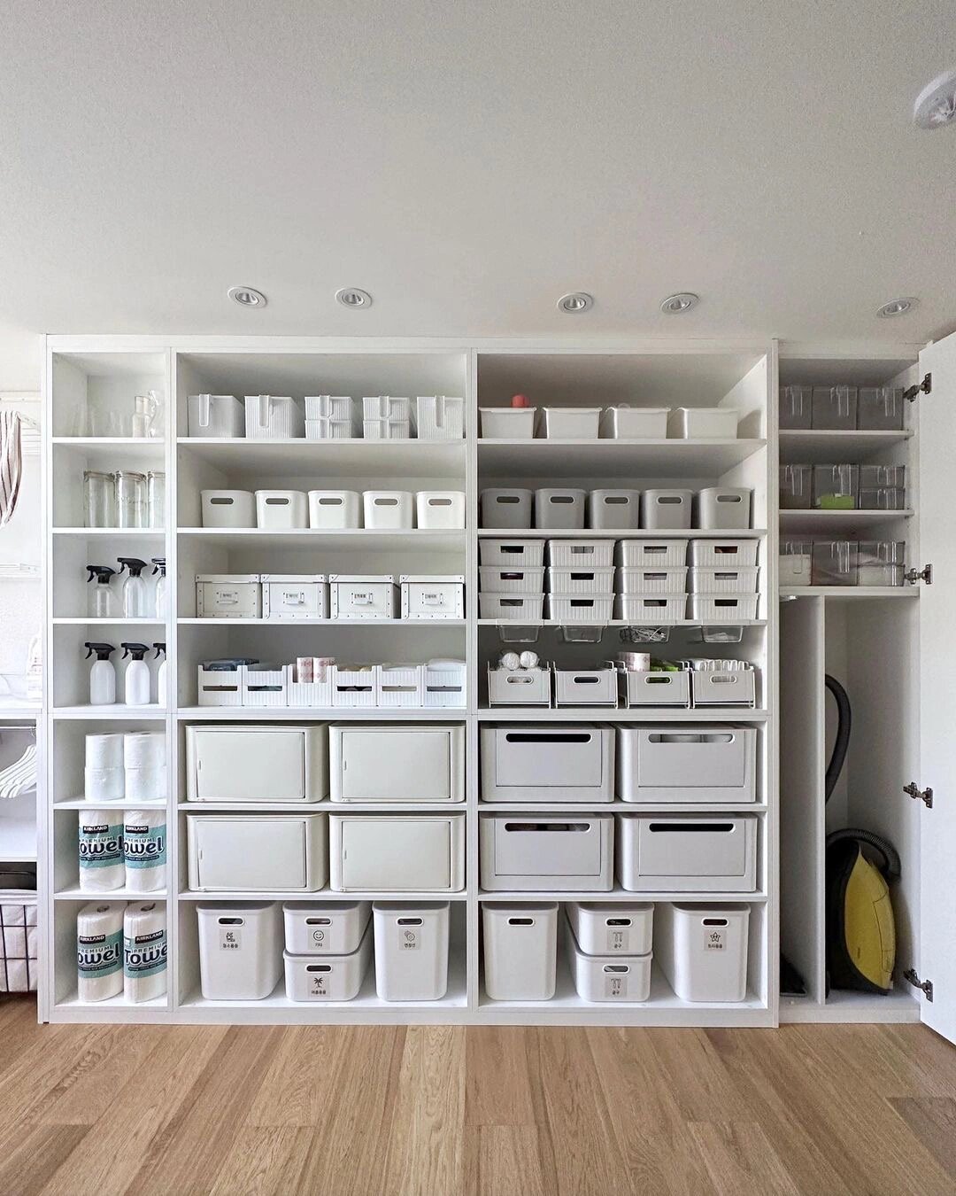 储藏室|收纳,主打一个壮观 由小房间改造而成的洗衣房 左边做成了收纳