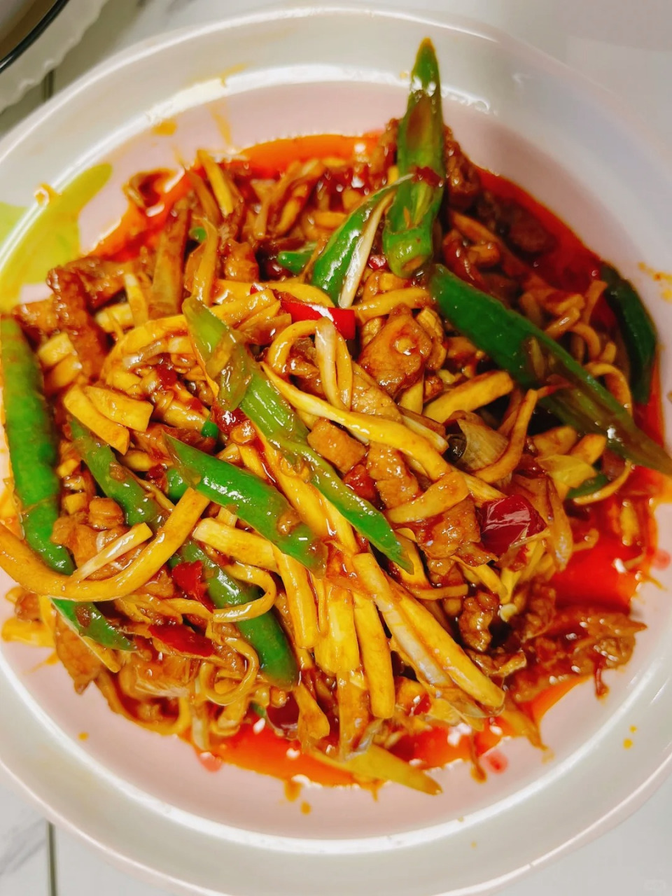 小伙伴们一定要试试这道菜,好吃到爆,茭白清脆,肉丝嫩滑,还有嫩姜丝