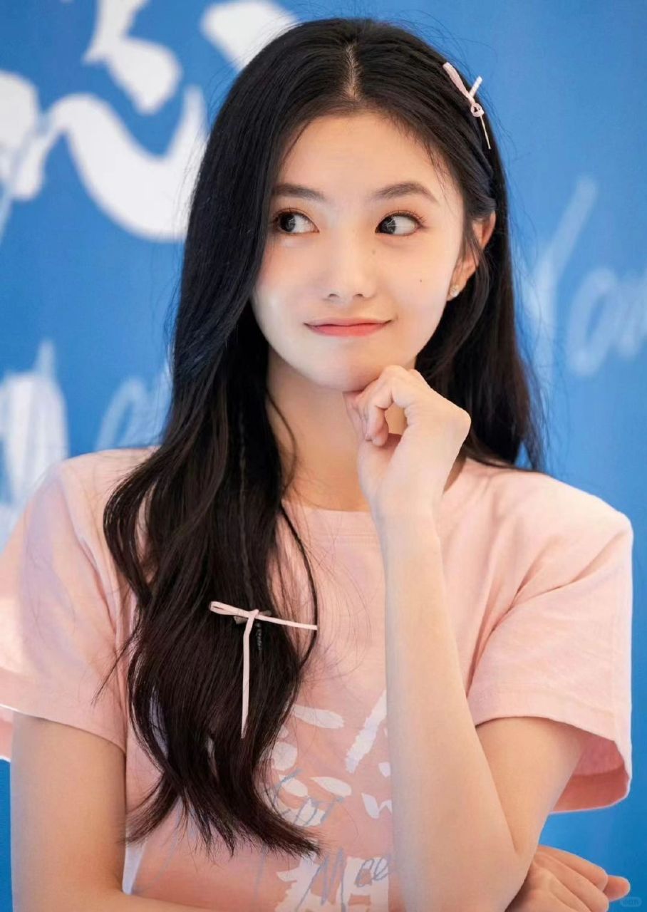 刘浩存证件照曝光,灵动眼神引热议:美眸如鹿,灵性难挡  刘浩存不同