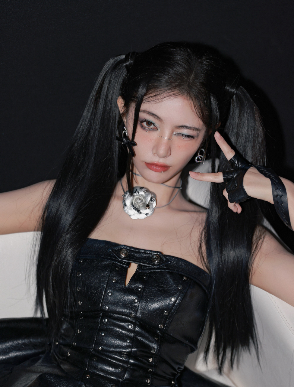 许佳琪暗黑冷酷风穿搭写真壁纸