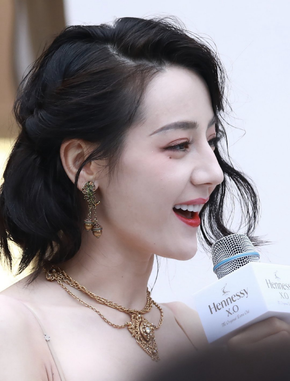 迪丽热巴短发侧颜好美