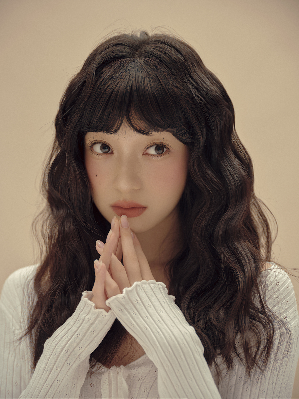 慵懒的针织衫随意搭在肩上再配上那一头迷人的羊毛卷发型仿佛每一步