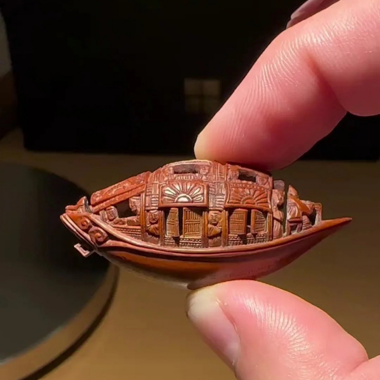 核舟记的核舟真实图片  看着这核舟,感觉自己也变成了一个小人,进入了