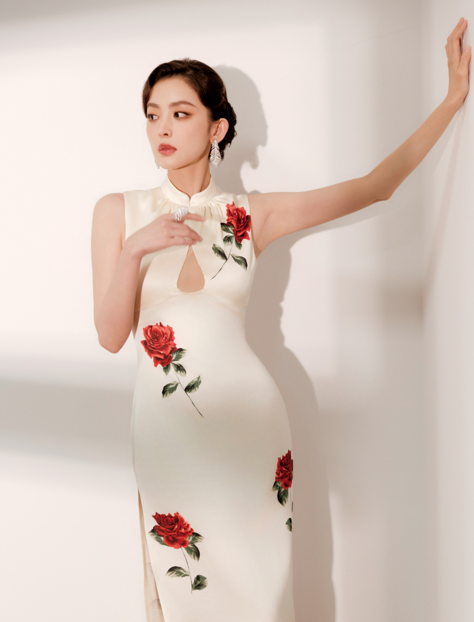 古力娜扎旗袍大赏:惊鸿一瞥尽温柔,误入眉眼皆雅致