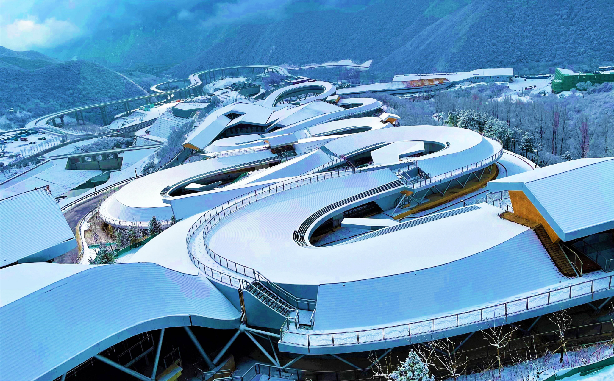 雪游龙:盘踞于山脊之上的雪山巨龙  "雪游龙"全名为国家雪车雪橇中心