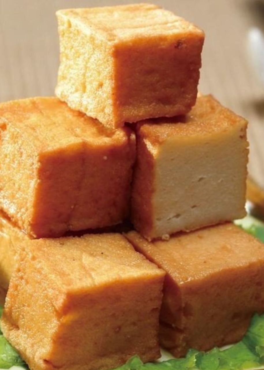 鱼豆腐图片  鱼豆腐,又称油炸鱼糕,是一种具有香鲜味美,富有弹性的